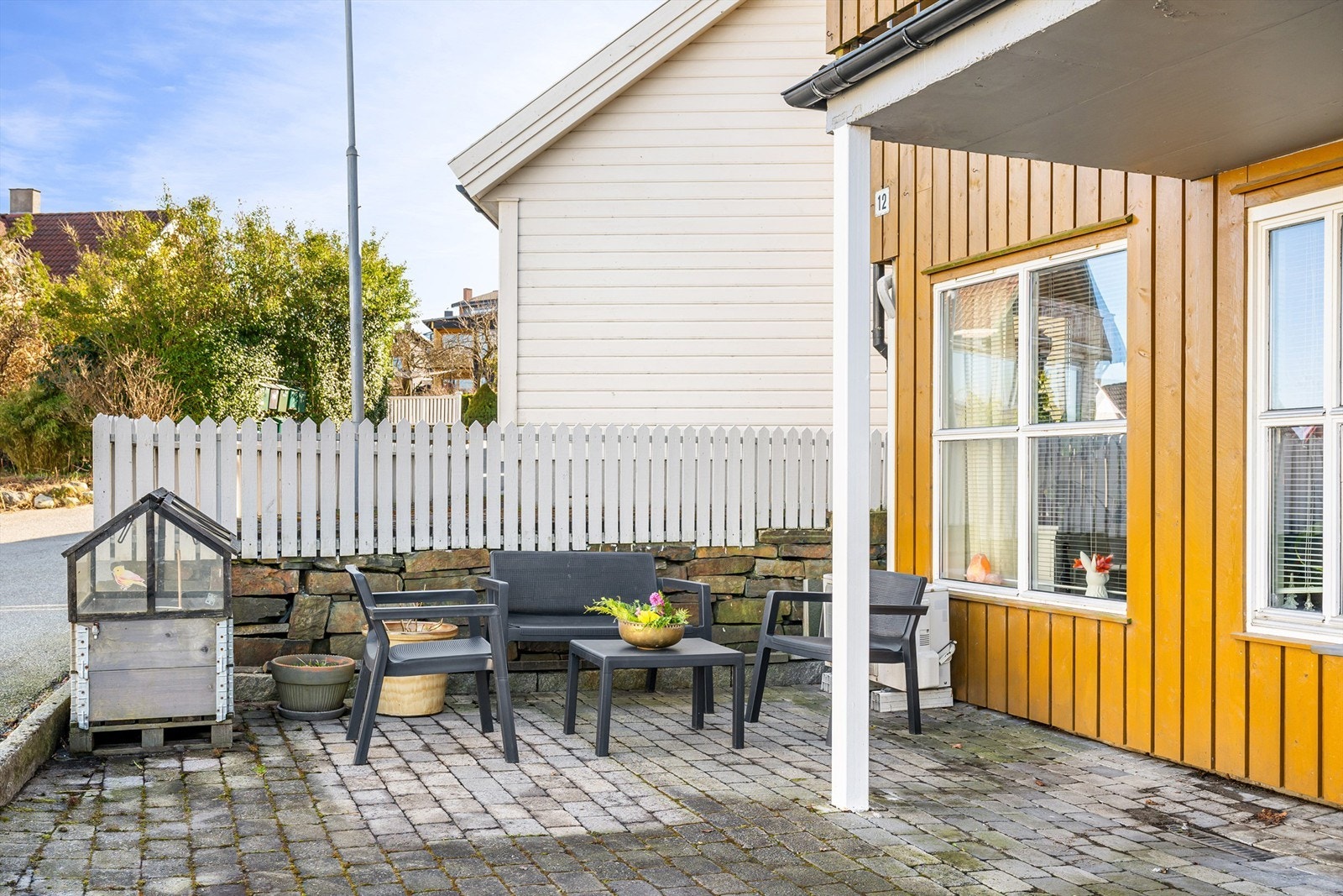 Uteplass / gårdsrom utenfor sokkelen/ kjelleren. Galleribilde