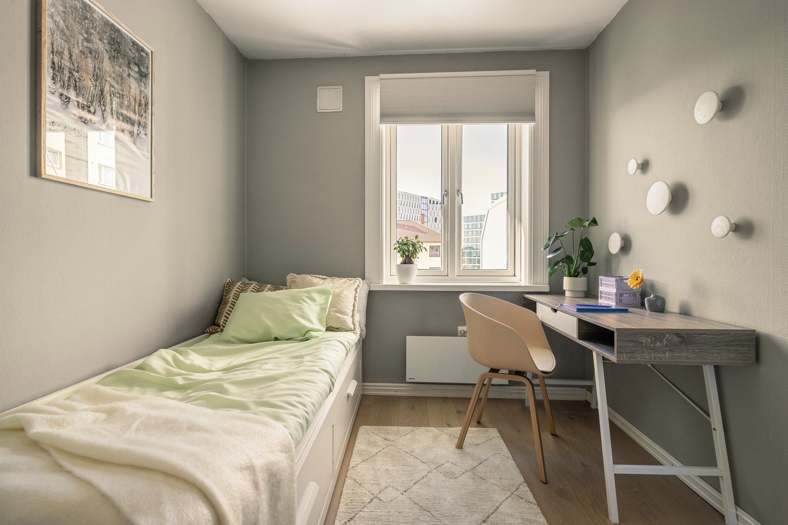 Selger har lagt parkett på begge soverommene. Galleribilde