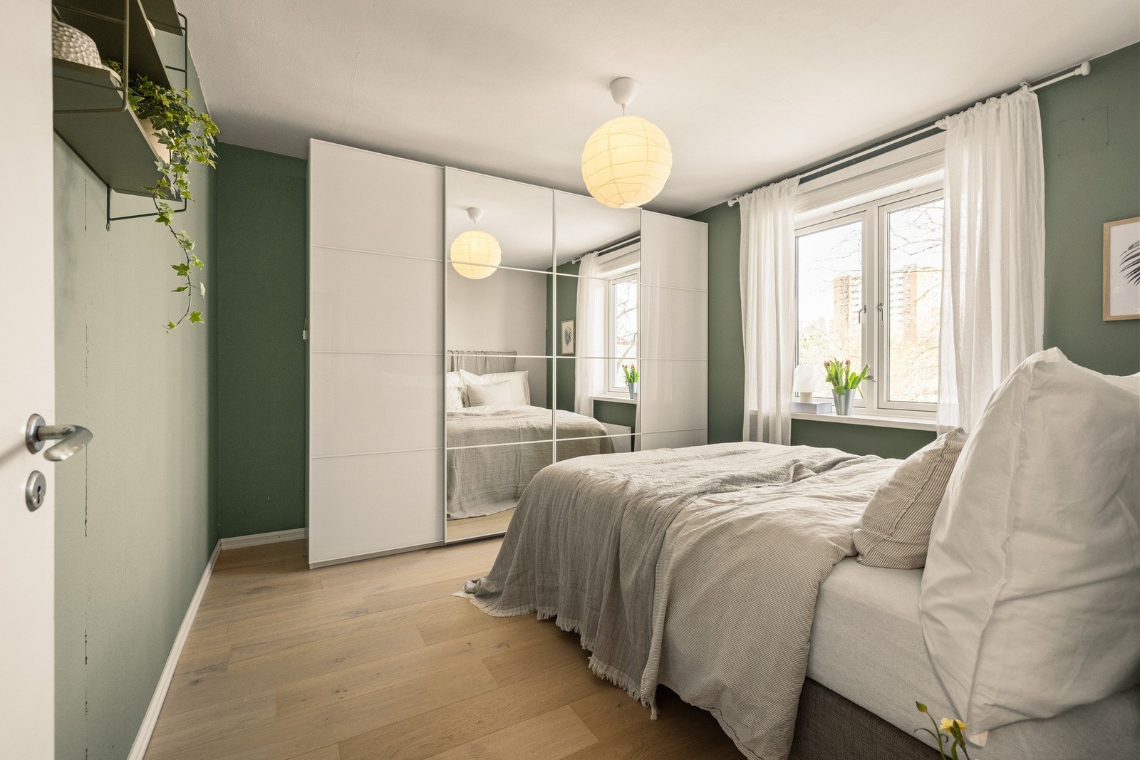 La oss sjekke ut ett av hjemmets to soverom. Her er hovedsoverommet. Galleribilde