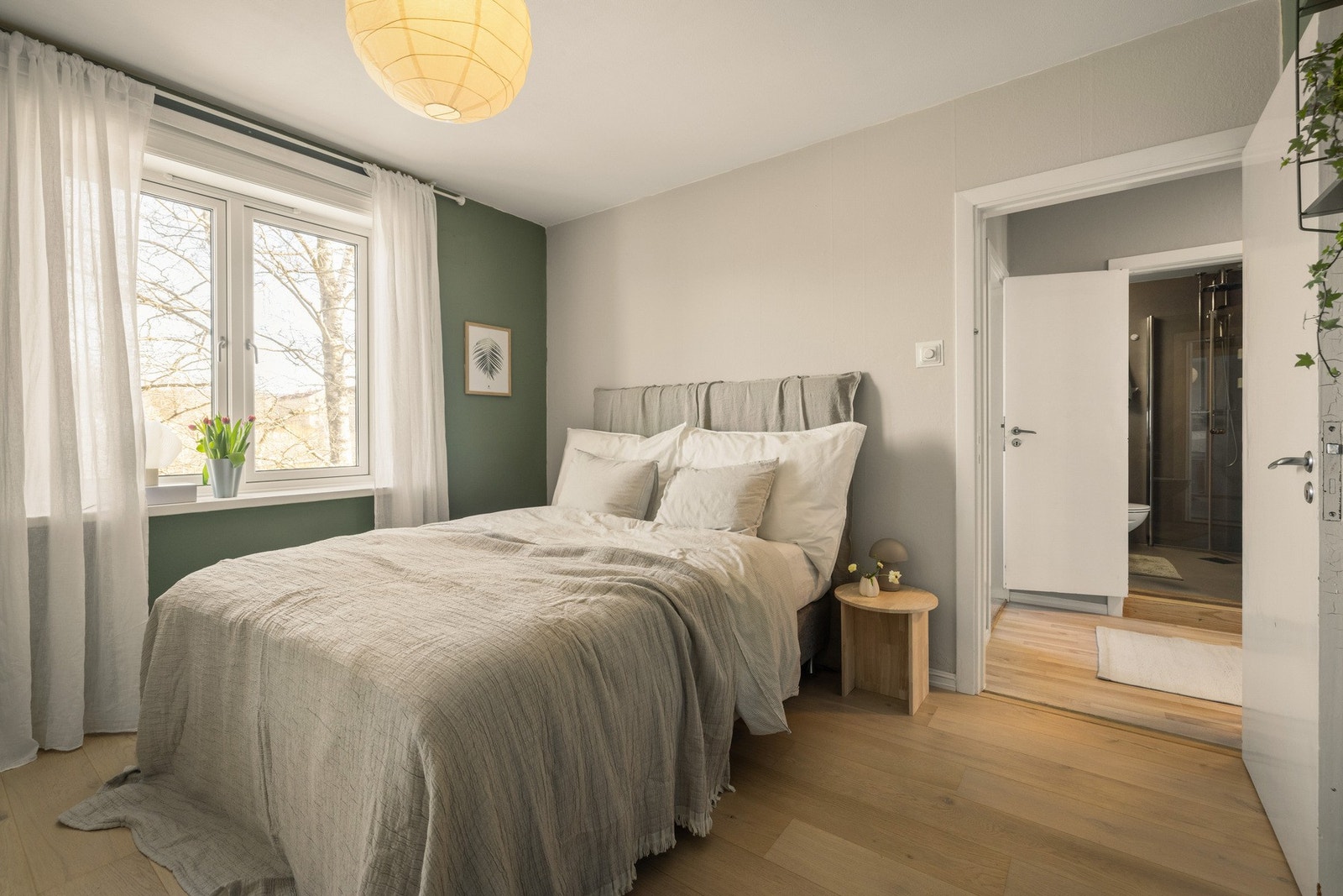 Soverommet er av god størrelse, og du har plass til bred seng og tilhørende nattbord på hver side. Galleribilde