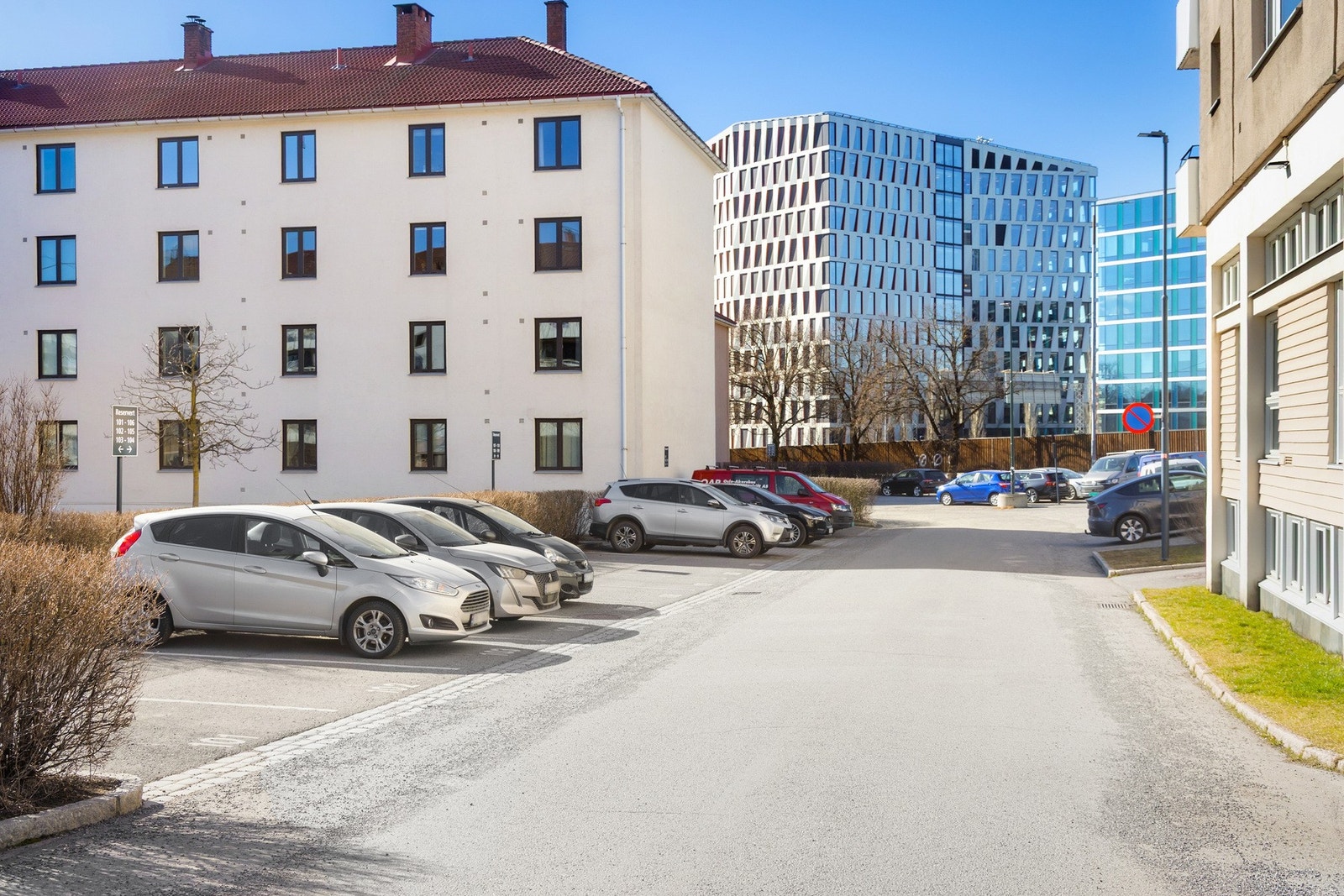 Borettslaget har biloppstillingsplasser til leie (etter venteliste) både med og uten elbillader. Se salgsoppgave for mer informasjon. Galleribilde