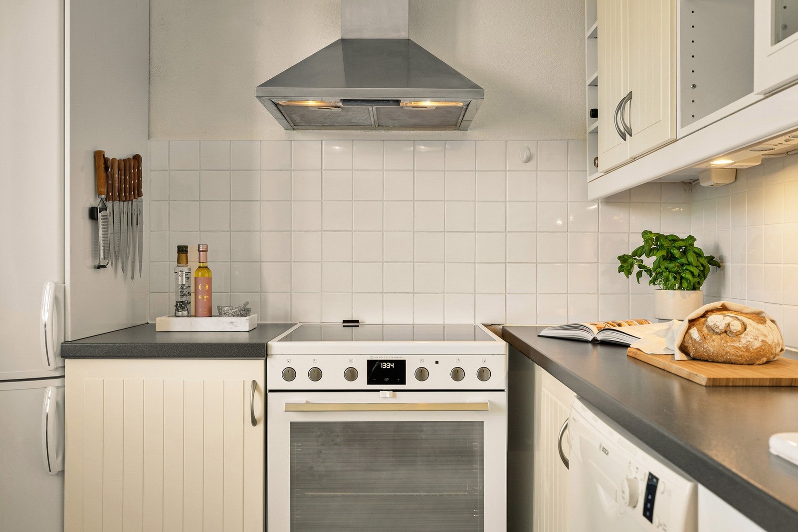 I hjørnet er det montert helt ny varmtvannsbereder (mars 2025). Inspeksjonsplate er montert på siden. Galleribilde