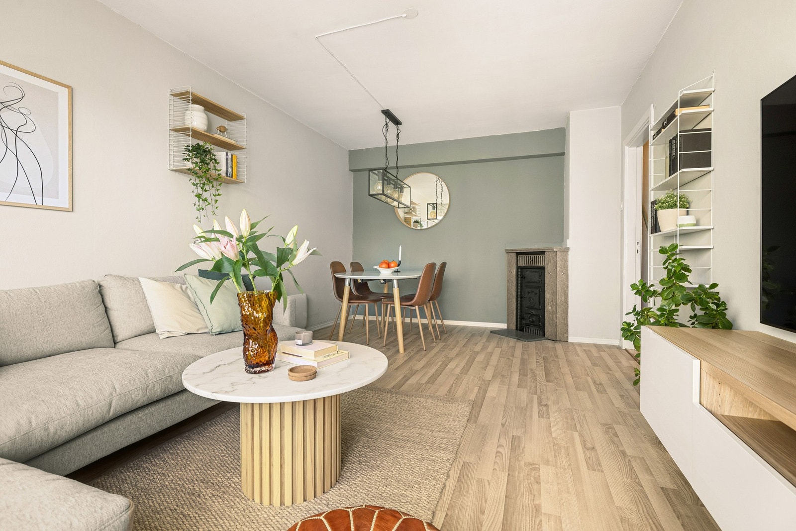 Stua er romslig og har naturlig plass til egne soner til sofagruppe og spisebord. Galleribilde