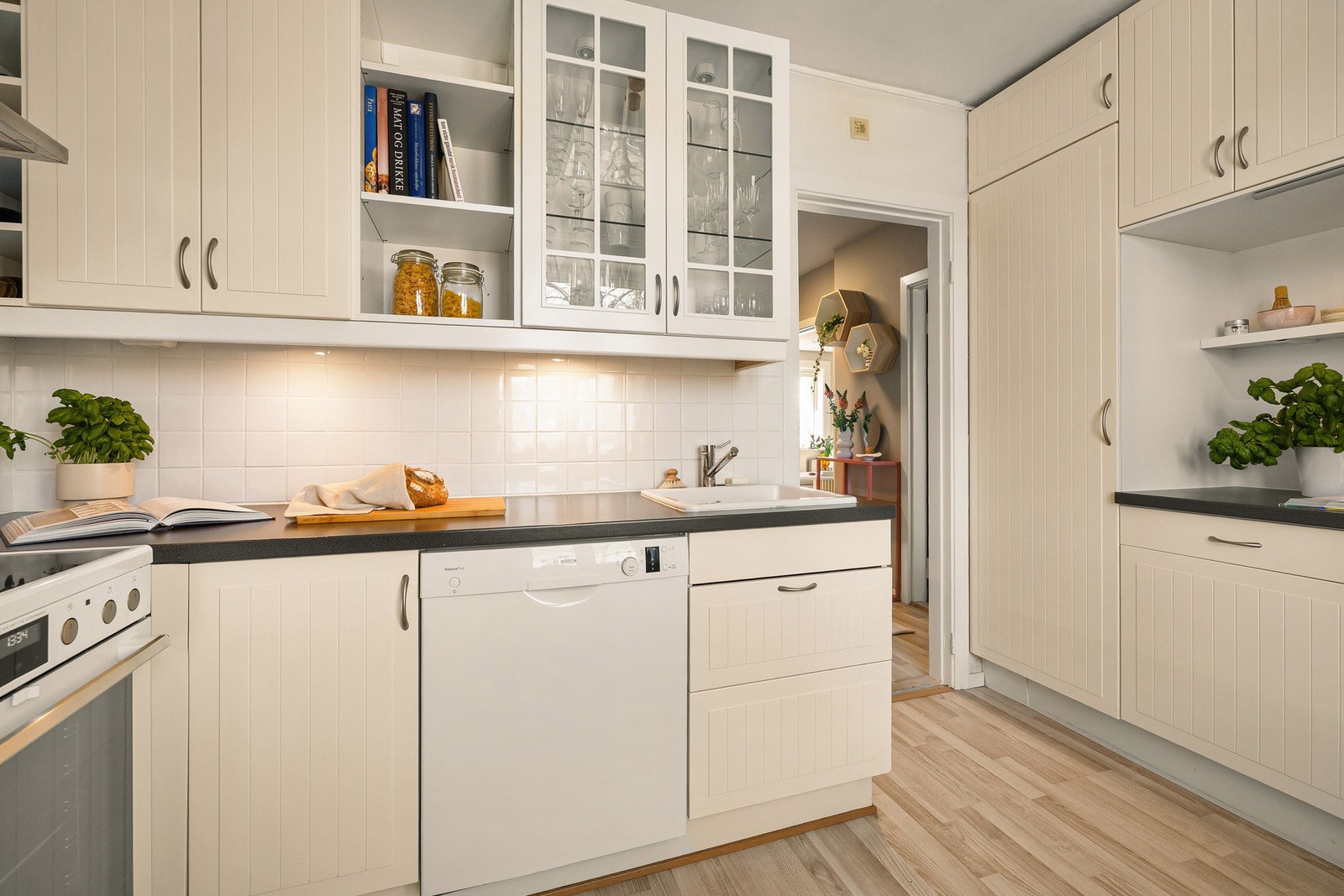 Skuffer, skap og benkeplate sikrer deg masse av oppbevaringsplass og ikke minst god arbeidsflyt. Galleribilde