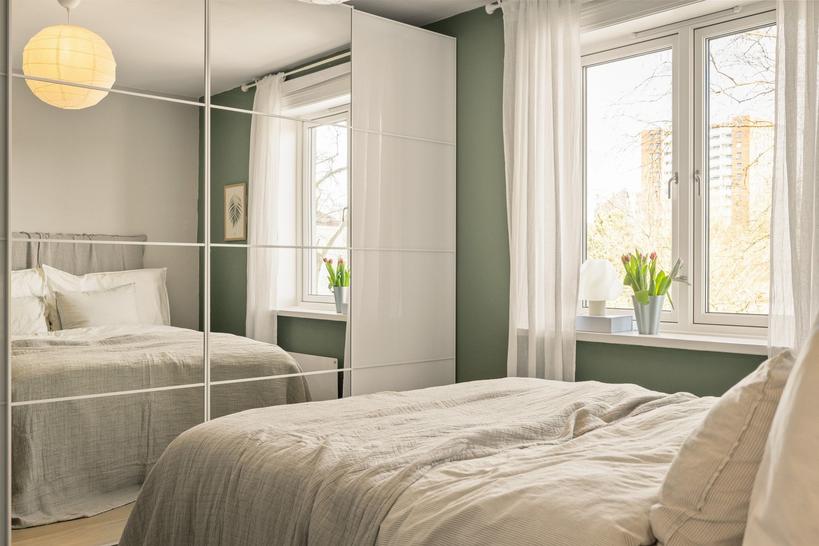 Garderoben er montert av IKEA, og følger leiligheten ved salg. Galleribilde