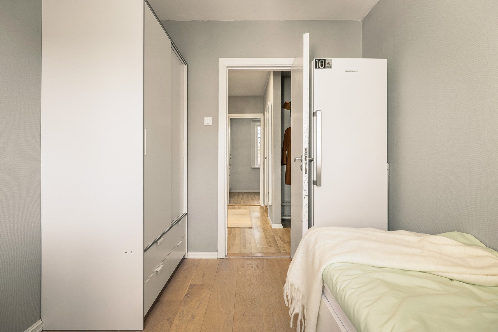 Garderobeskapet medfølger leiligheten ved salg. Galleribilde