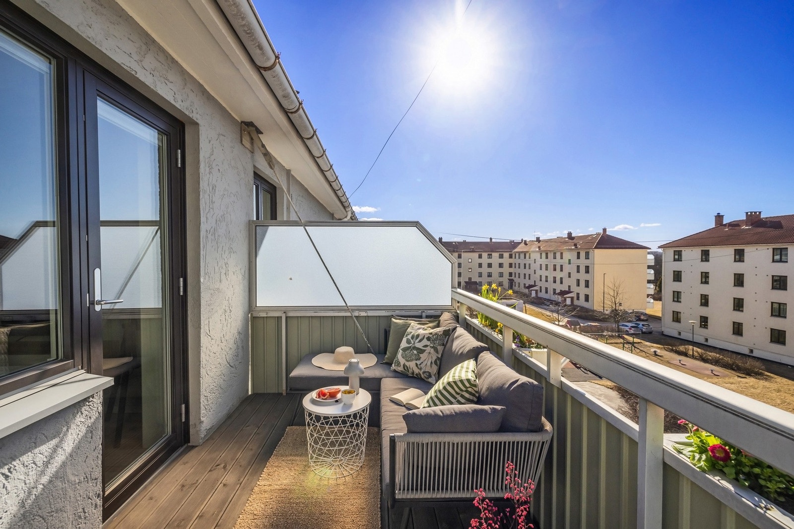 Balkongen leverer: Den er stor, og masse plass til å nyte sola. Om sommeren er det sol her fra ca. 13 - 20. Galleribilde