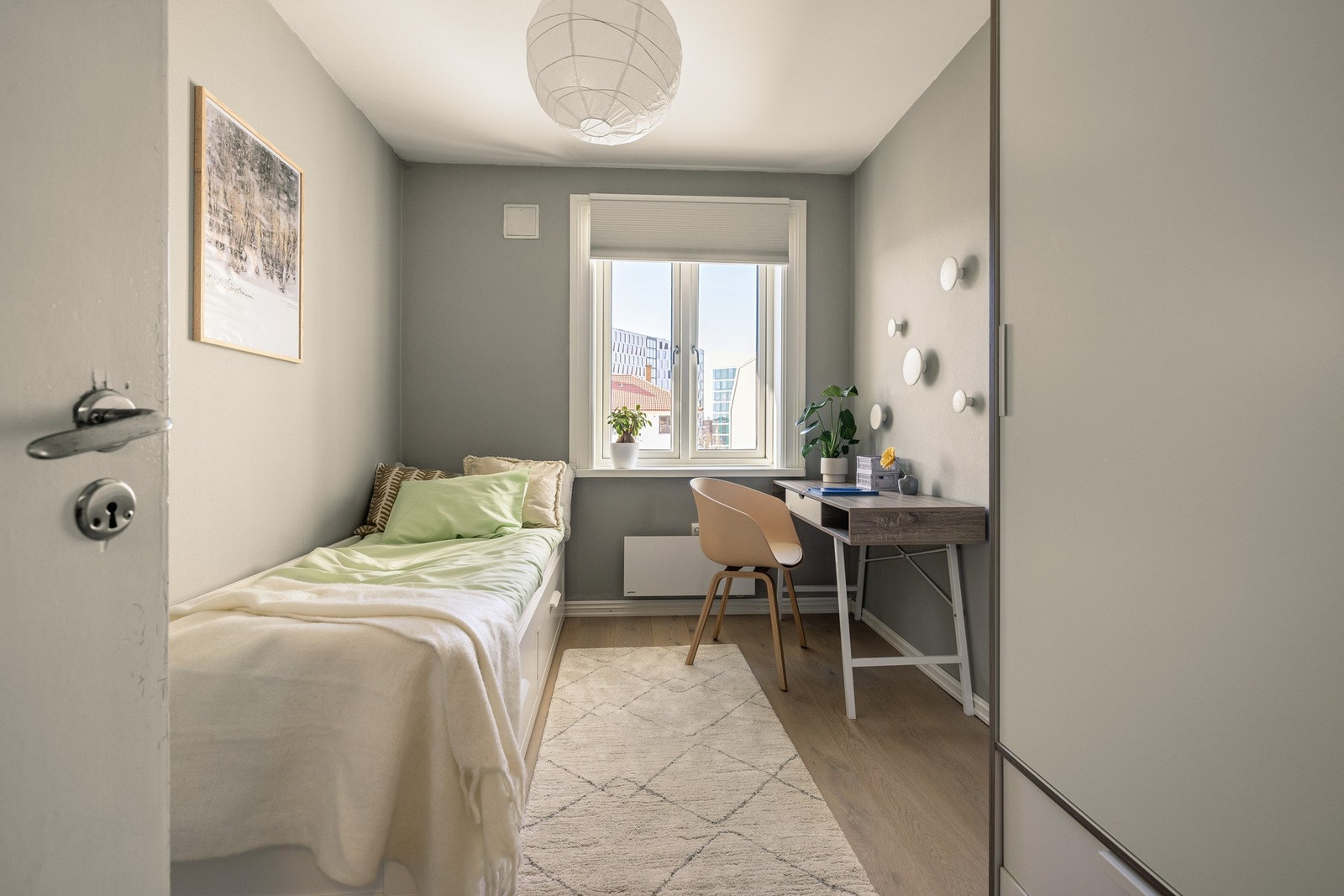 Soverommet er midt i blinken som kombinert gjesterom og hjemmekontor. Galleribilde