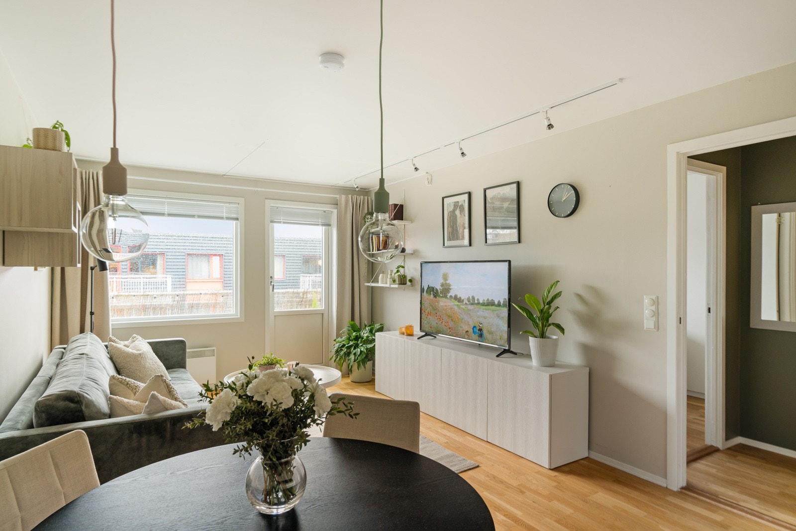 Proaktiv Eiendomsmegling ved Christer A. Pedersen har gleden av å presentere en stilig og moderne leilighet med utleiedel på Nedre Bergheim. Galleribilde