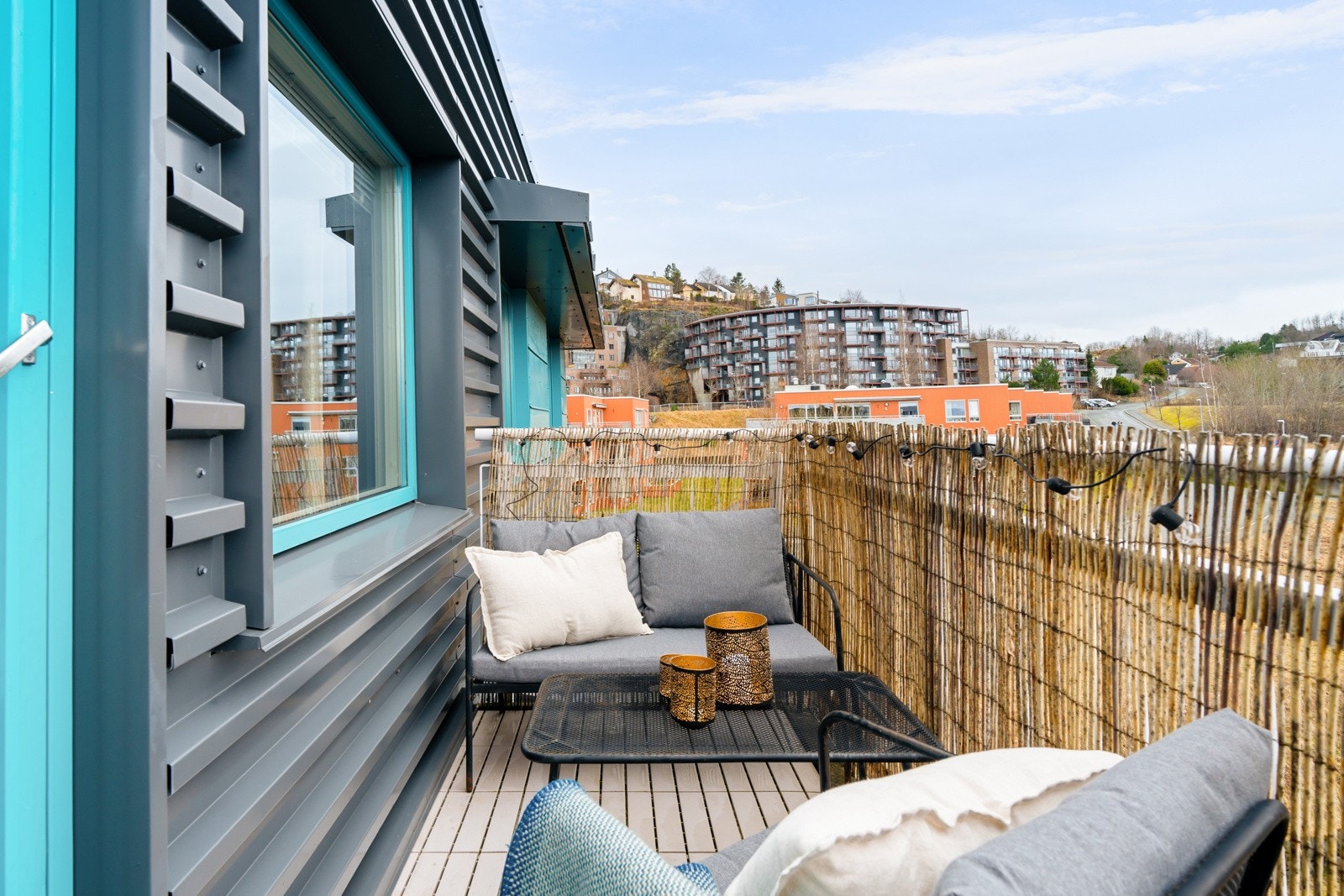 Leiligheten har en sørvestvendt balkong på 4,4 m² med gode sol- og utsiktsforhold. Her merker man fordelene med å bo i øverste etasje av bygget. Galleribilde