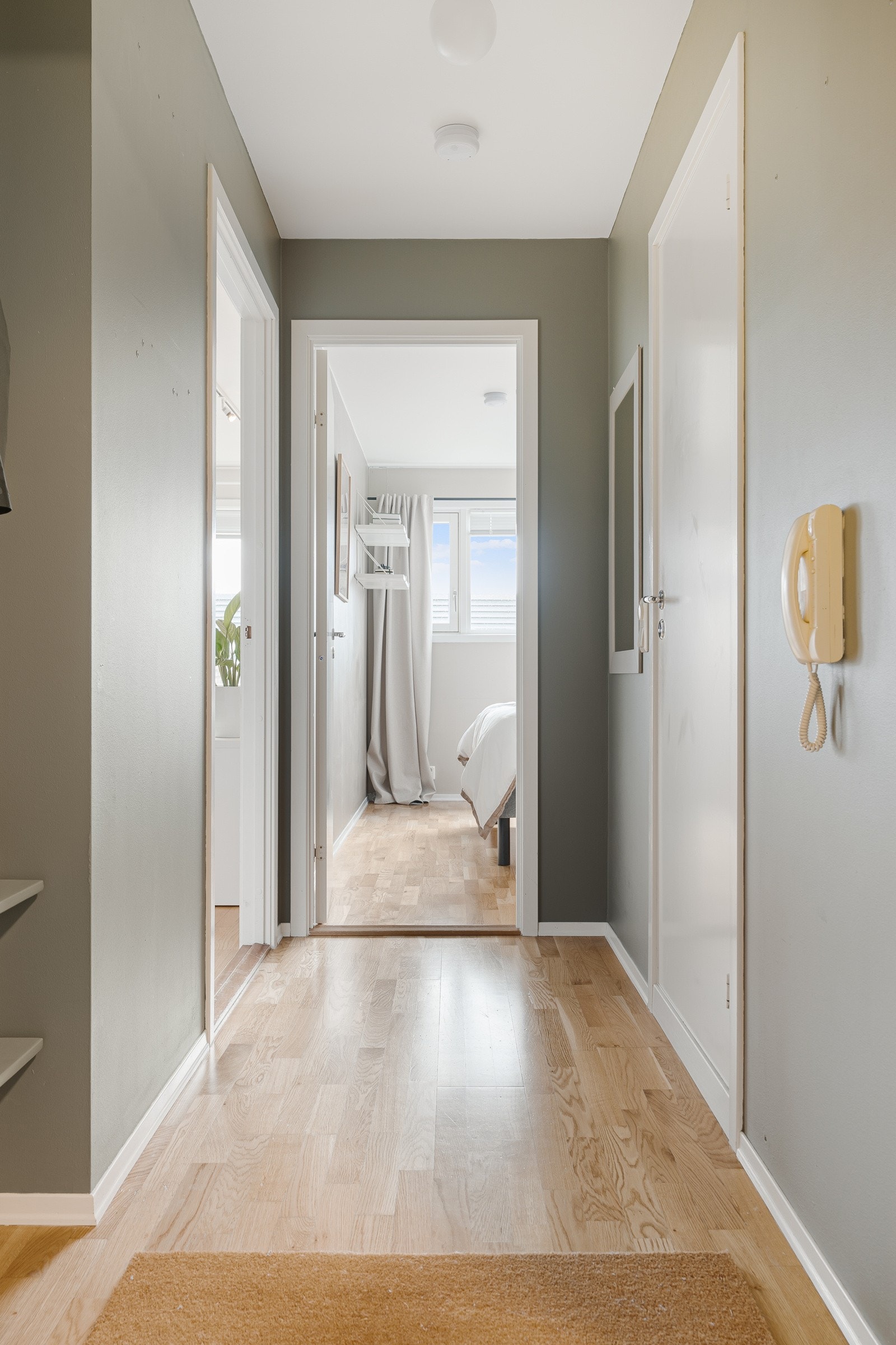 Forbi inngangsdøren venter en lys og trivelig entré med god plass til oppheng og skohyller. Galleribilde