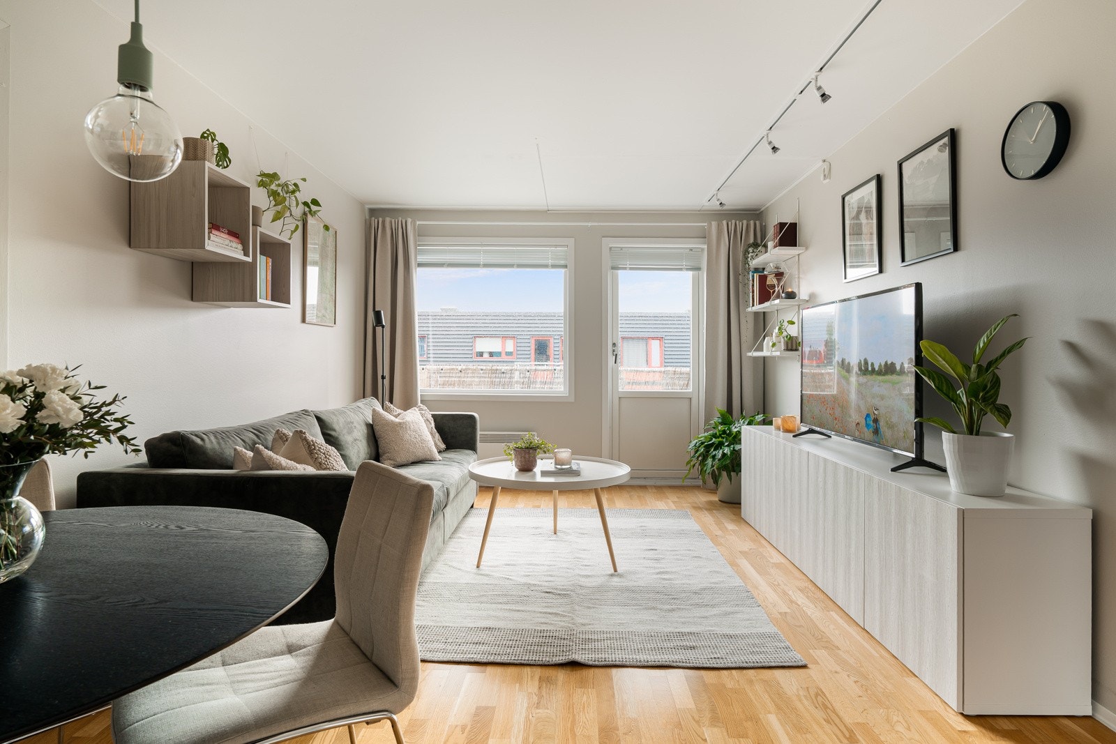 Oppholdsrommet måler 21 kvm og har plass til både sofagruppe, mediemøblement og spisebord. Galleribilde