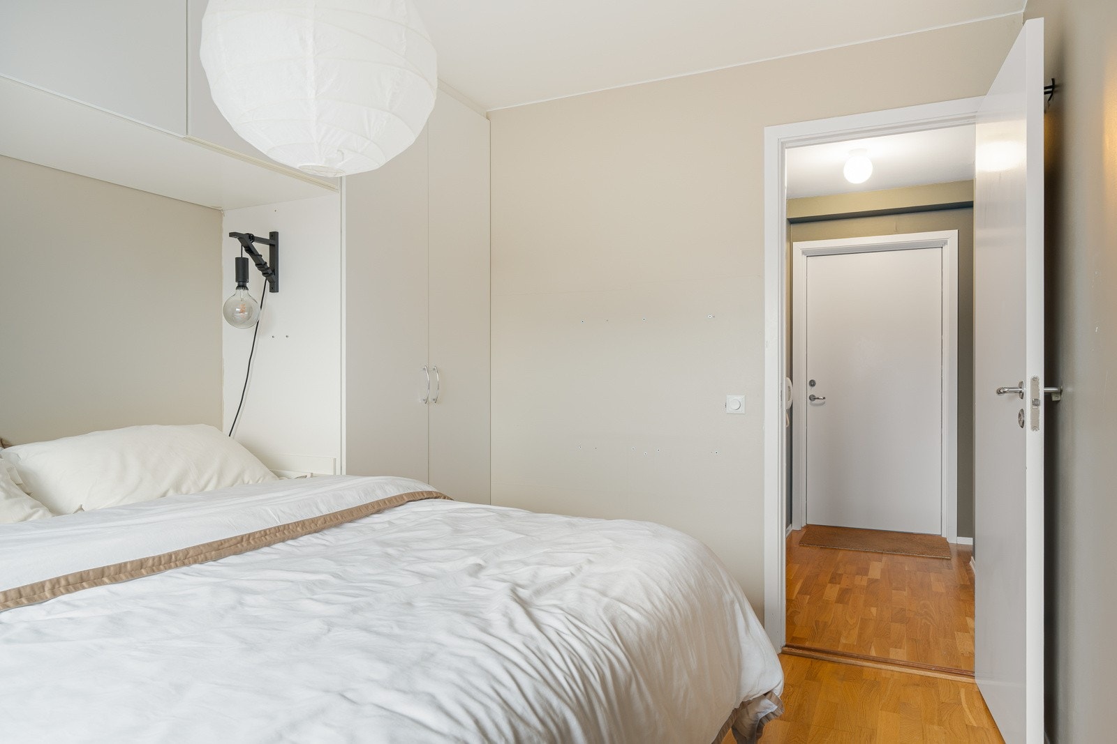 Rommet er innredet med en praktisk garderobeløsning som medfølger handelen. Galleribilde