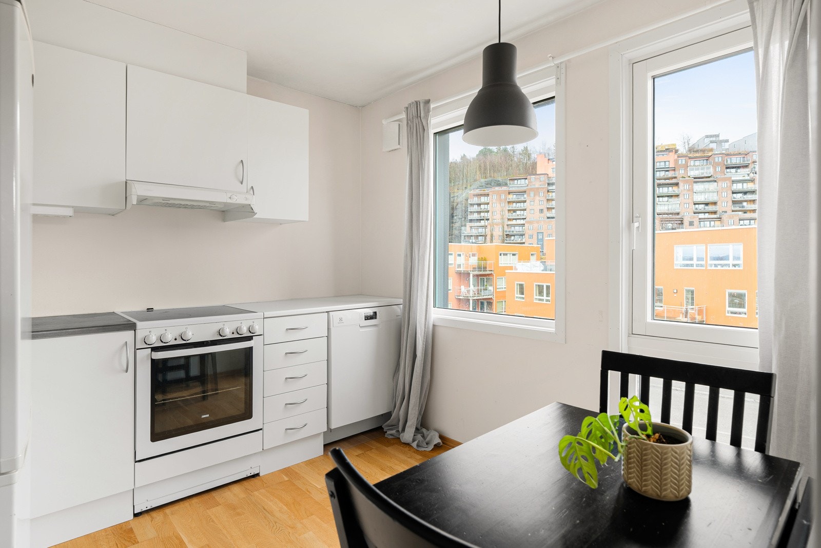 Utleiedelen har egen inngang og leies i dag ut for kr 13 000,- per måned. Galleribilde