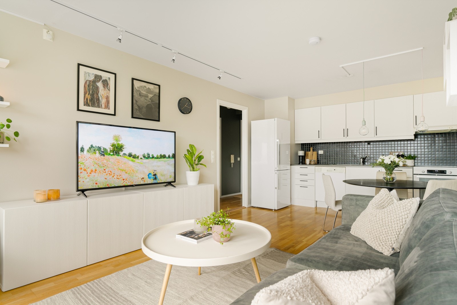 Entreen fordeler seg videre inn til leilighetens baderom, soverom, samt åpne stue- og kjøkkenareal. Galleribilde