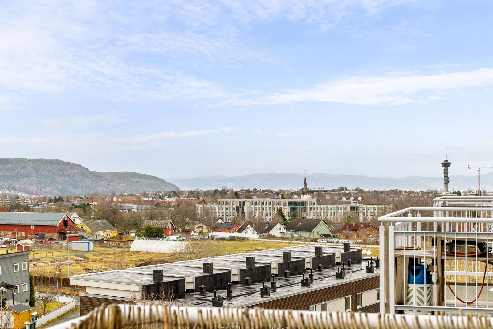 Her kan man nyte finværsdagene med flott utsikt over nabolaget og mot fjorden. Galleribilde