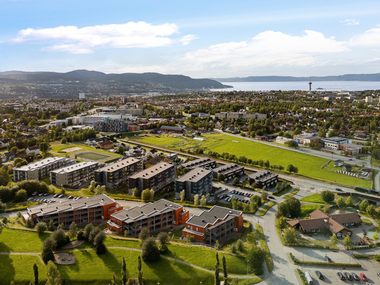 På Bergheim bor du tilbaketrukket fra den travle bykjernen, samtidig som alle nødvendige hverdagsfasiliteter ligger innen kort rekkevidde. Galleribilde