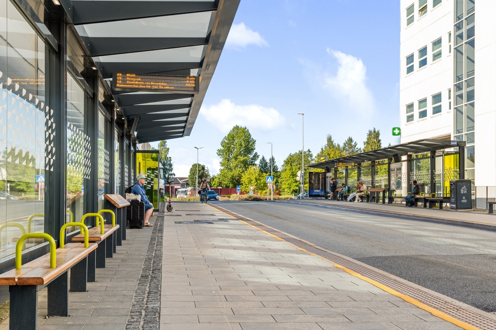 Det er meget gode bussforbindelser til studiestedene og Trondheim sentrum, slik at man enkelt kan la bilen stå. Utover dette passerer både flybuss og metrobusstrasé forbi området. Galleribilde