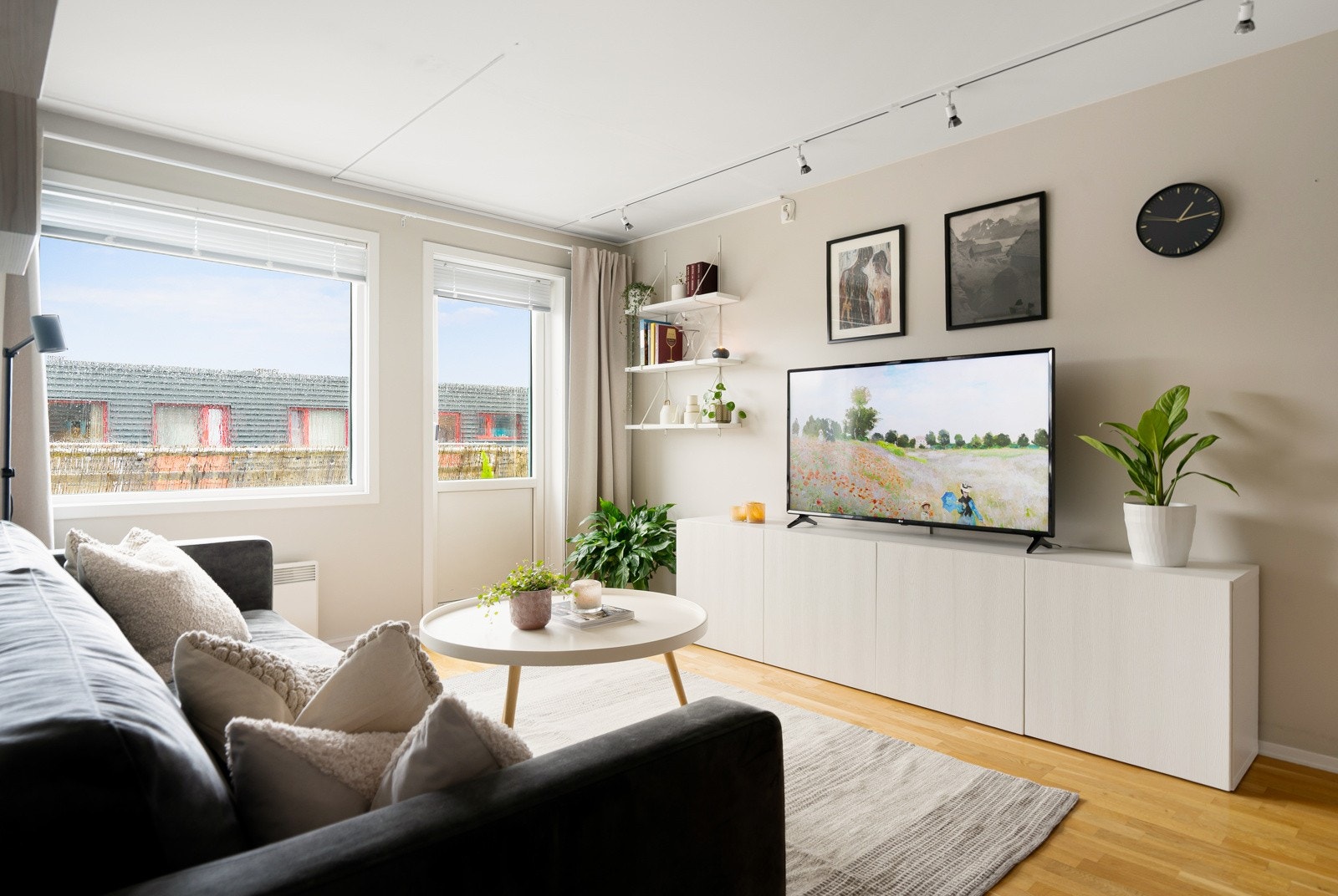 Rommet fremstår innbydende med lyse fargevalg og gode vindusflater. Galleribilde