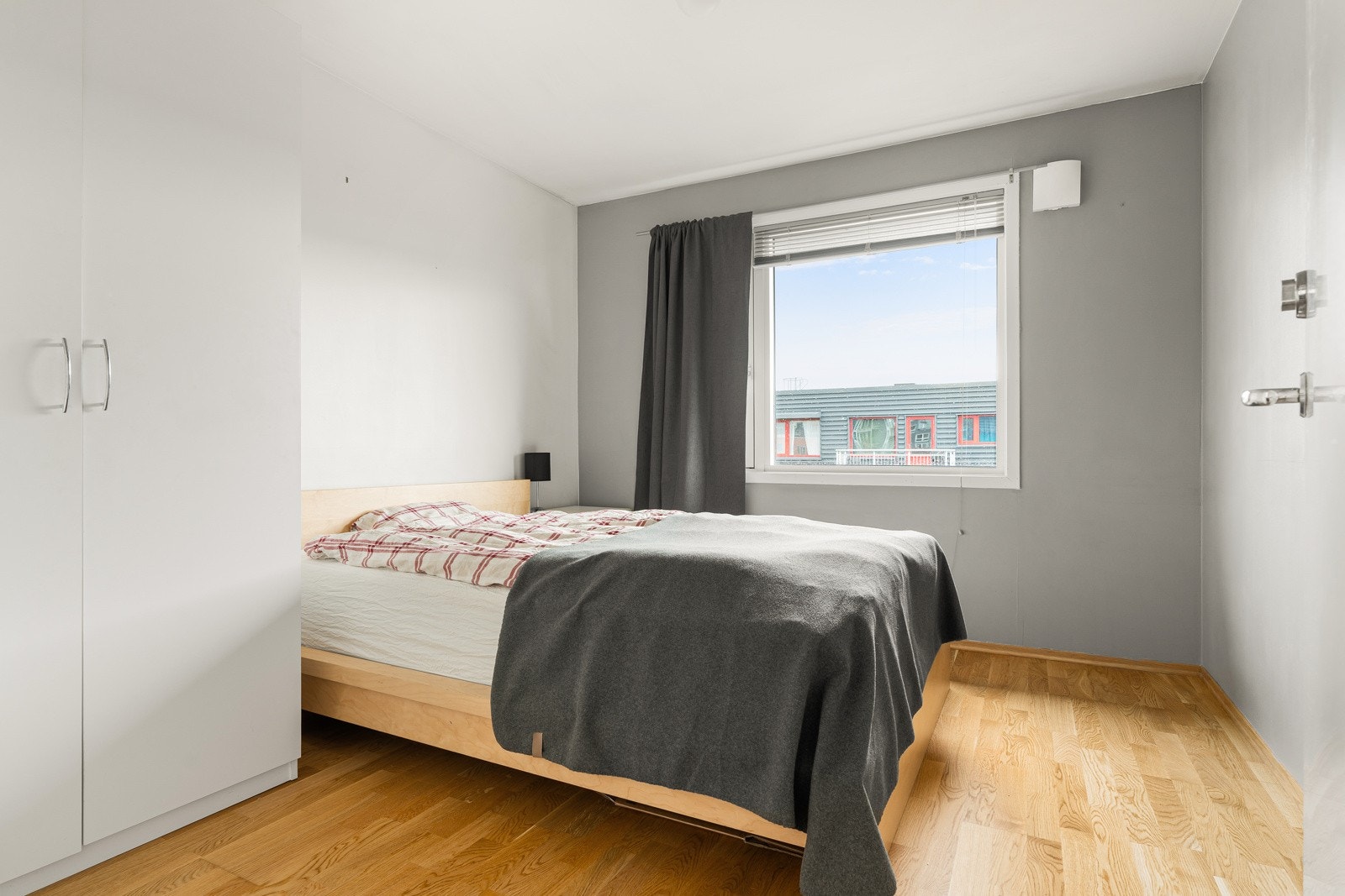 Utleiedelen består av en lys entré/gang, baderom, kjøkken og to gode soverom på 10 kvm. Galleribilde