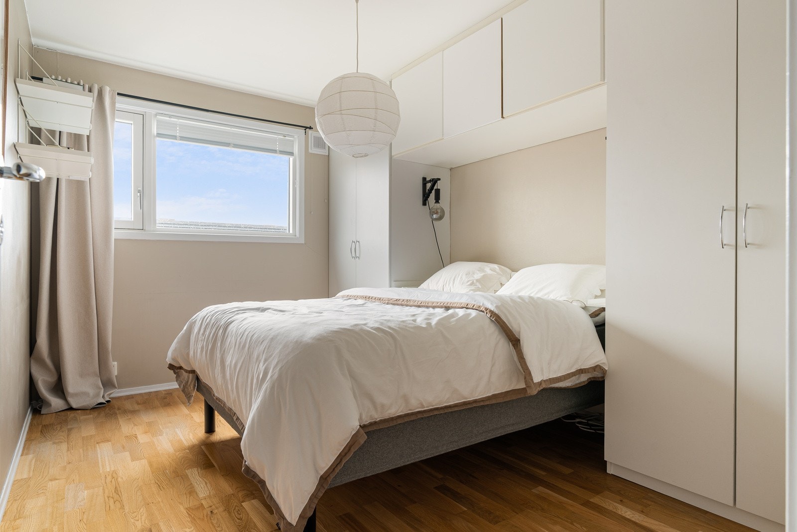 Leilighetens soverom måler 10,5 kvm og har god plass til stor seng og tilhørende soveromsmøblement. Galleribilde