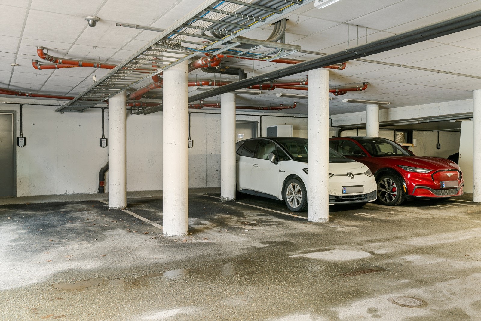 Det er gratis parkeringsplasser ute for beboere og besøkende. Borettslaget leier ut inntil 68 parkeringsplasser for bil samt 6 parkeringsplasser for motorsykkel/scooter i parkeringskjeller. Galleribilde