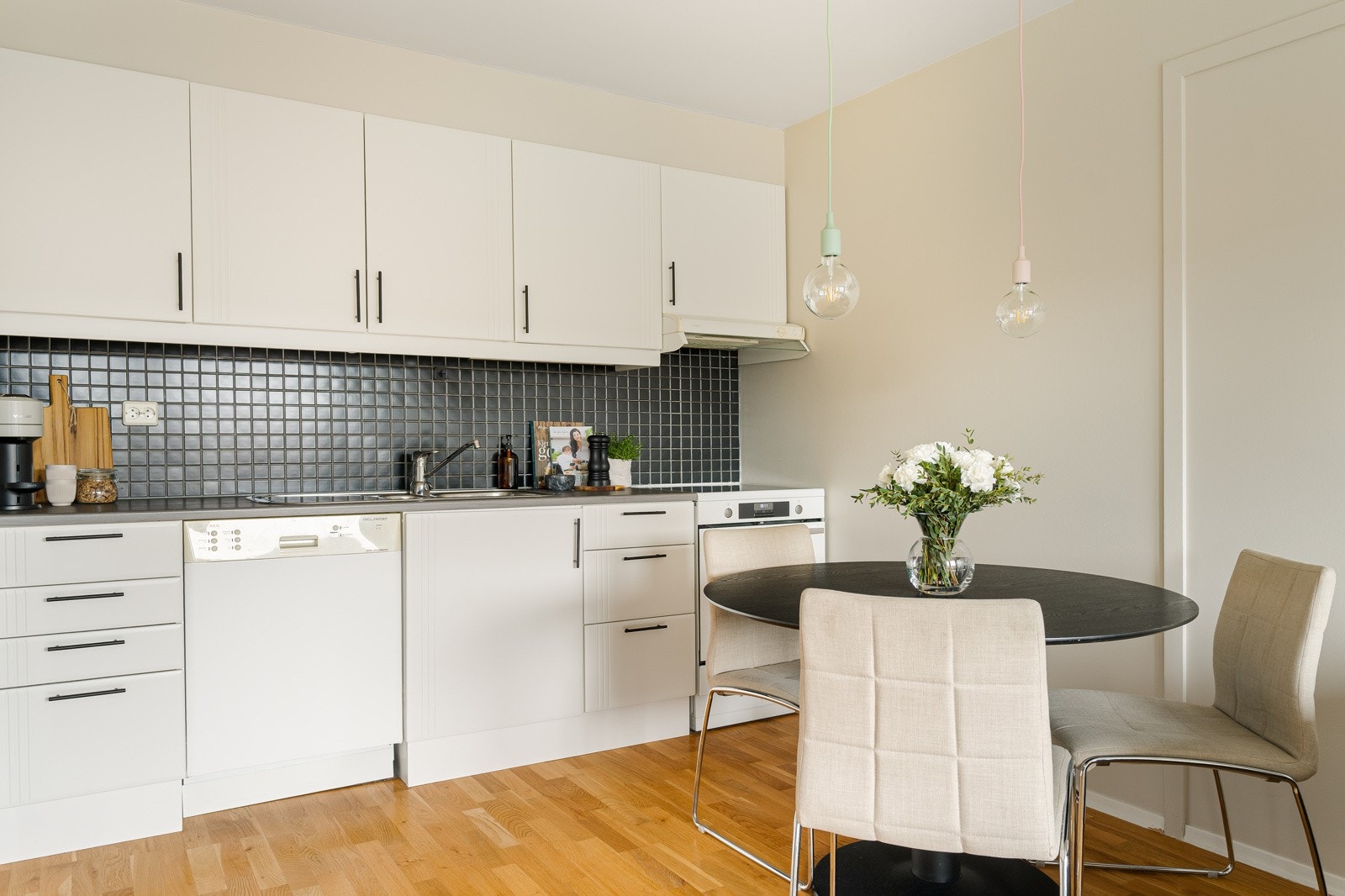 Innredningen har godt med benkeplass, hvite fronter og et tidløst uttrykk. Galleribilde