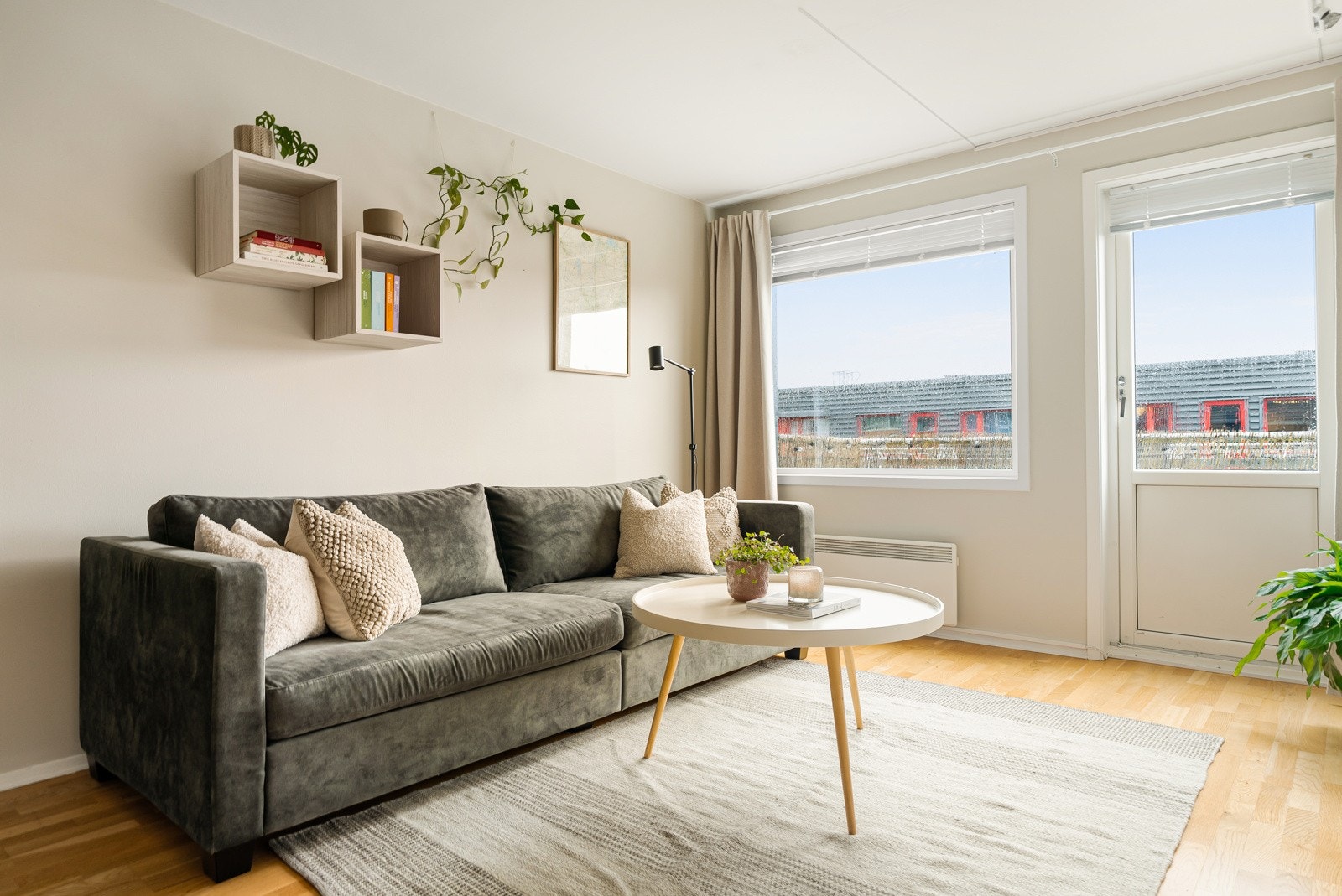 Fra stuen har man utgang til en sørvestvendt balkong hvor finværsdagene kan nytes til det fulle. Galleribilde