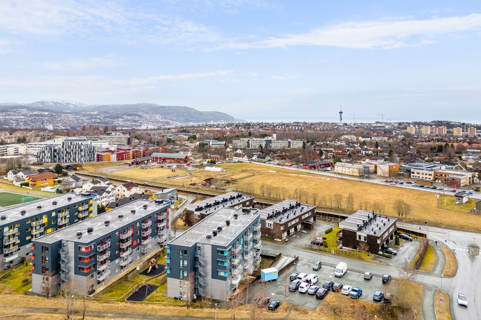 Utvendig er det pent opparbeidede grøntareal mellom blokkene, samtidig som avstanden til marka er svært kort. På vinteren starter skiløypene rett utenfor blokka og leder opp til lysløypene i Estenstadmarka. Galleribilde