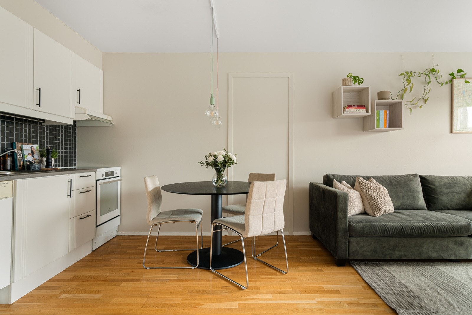 I overgangen mellom stuen og kjøkkenet har man god plass til et hyggelig spisebord. Galleribilde