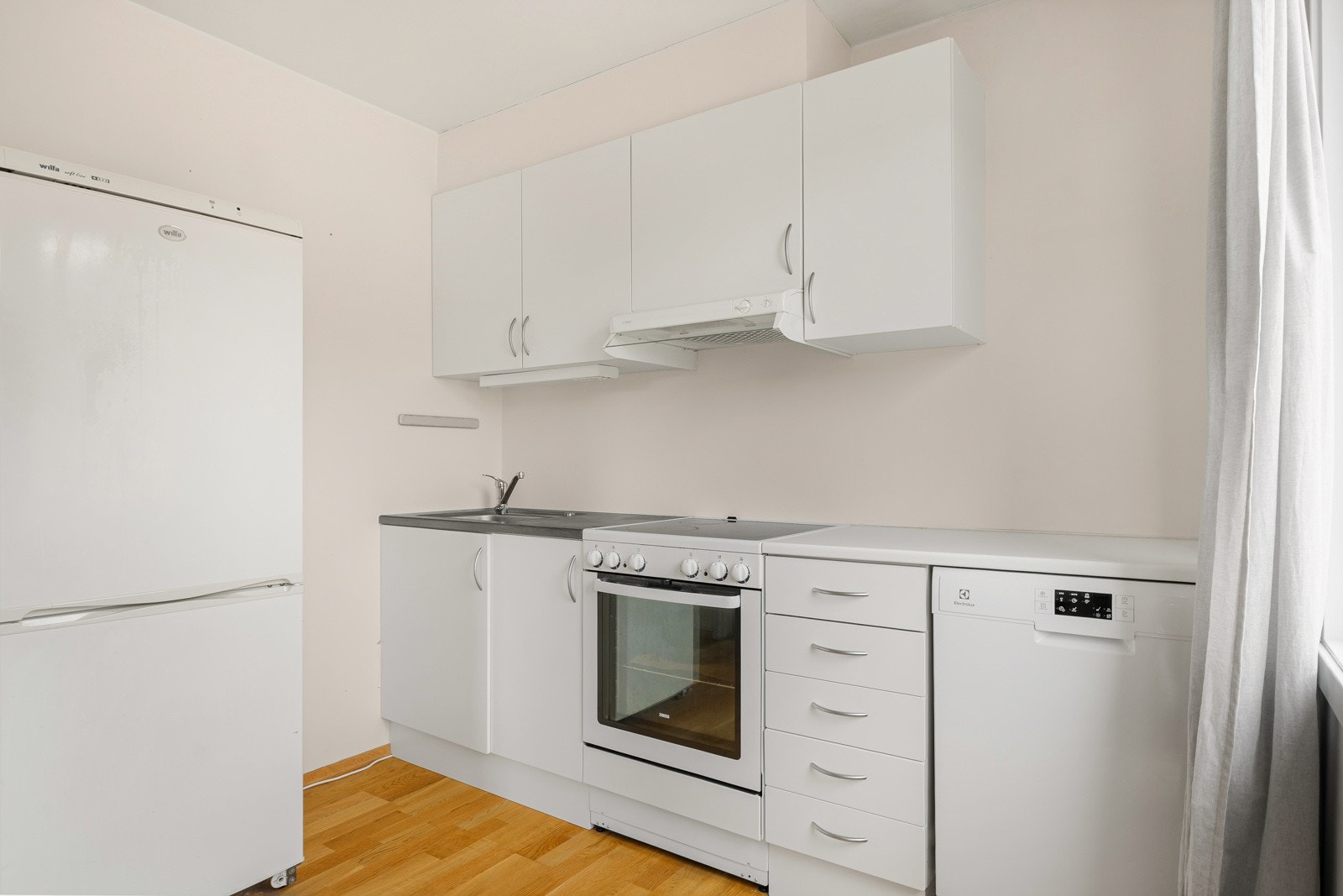 Endebeliggenheten gjør at utleiedelen oppleves lys og luftig med store vindusflater på kjøkkenet. Galleribilde