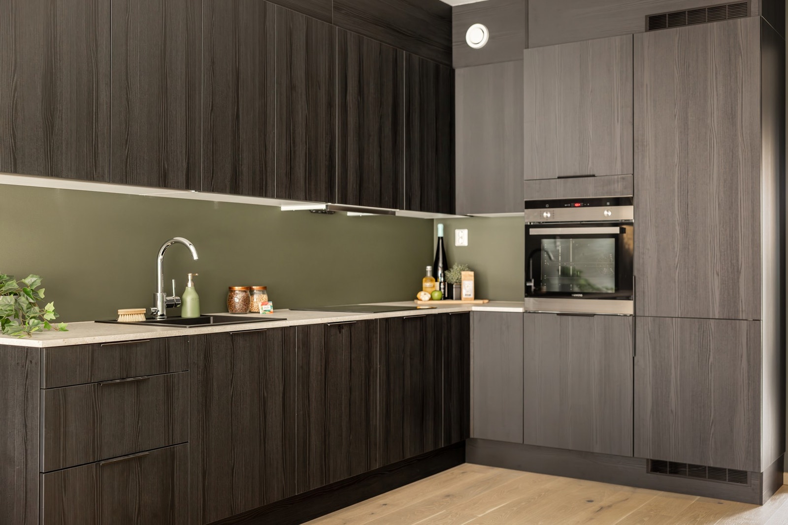 Stilrent kjøkken fra HTH med laminert benkeplate. Galleribilde