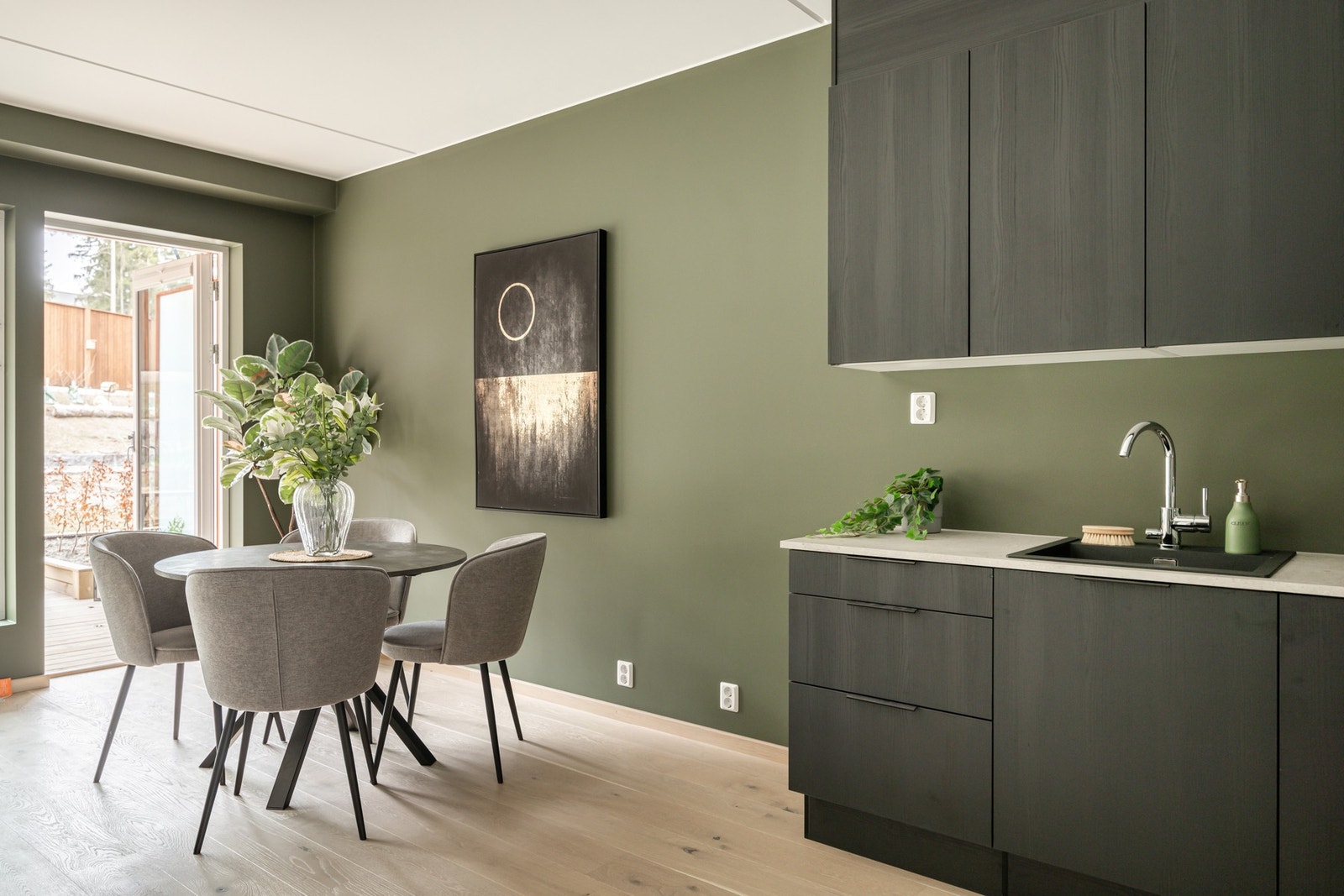 Det er rikelig med plass til en stor spisegruppe. Galleribilde