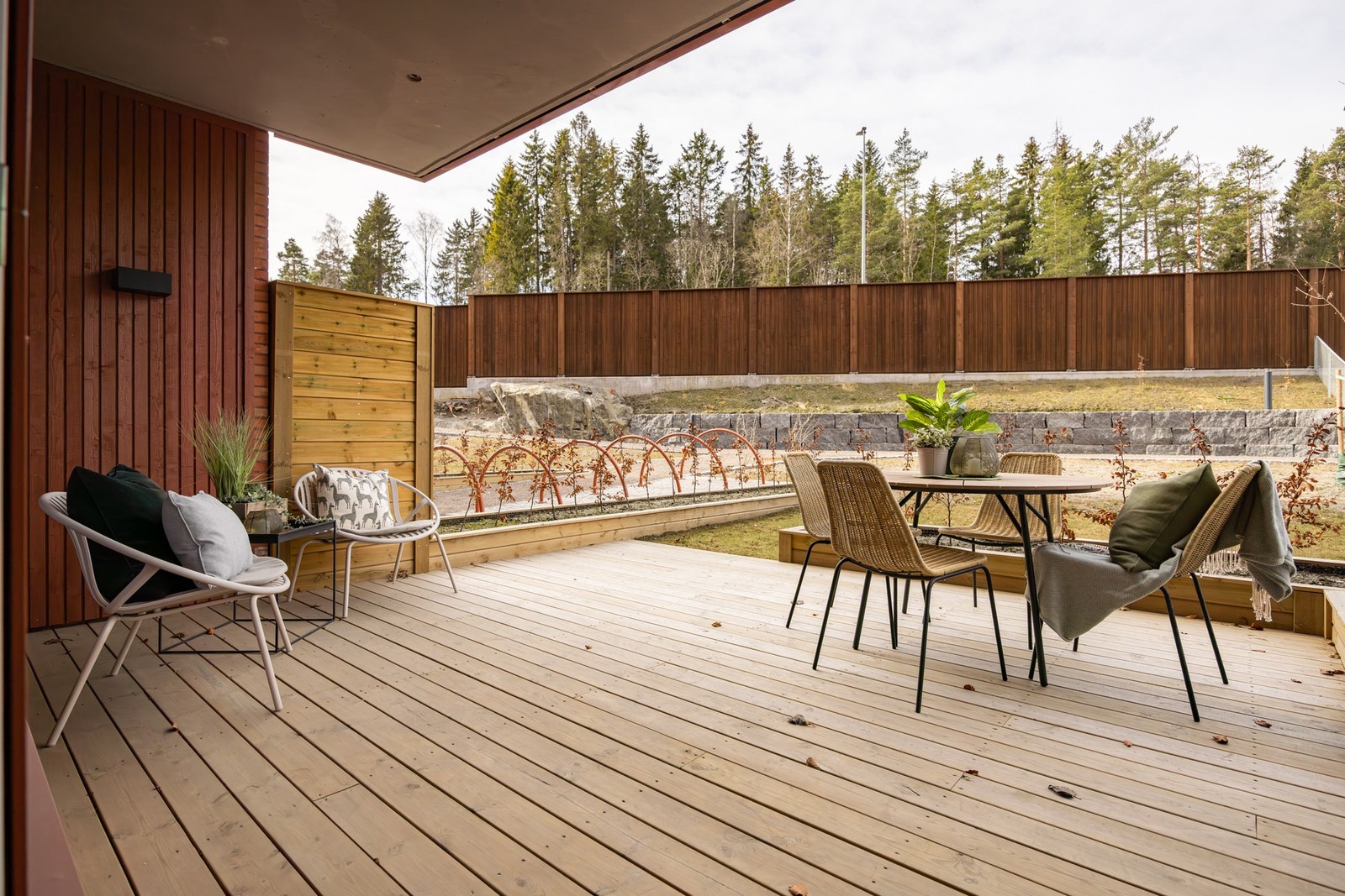 Stor terrasse med utgang fra stuen. Galleribilde