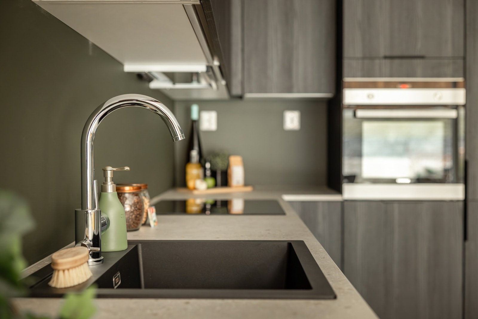 Et slitesterkt og lekkert kjøkken med integrerte hvitevarer. Galleribilde