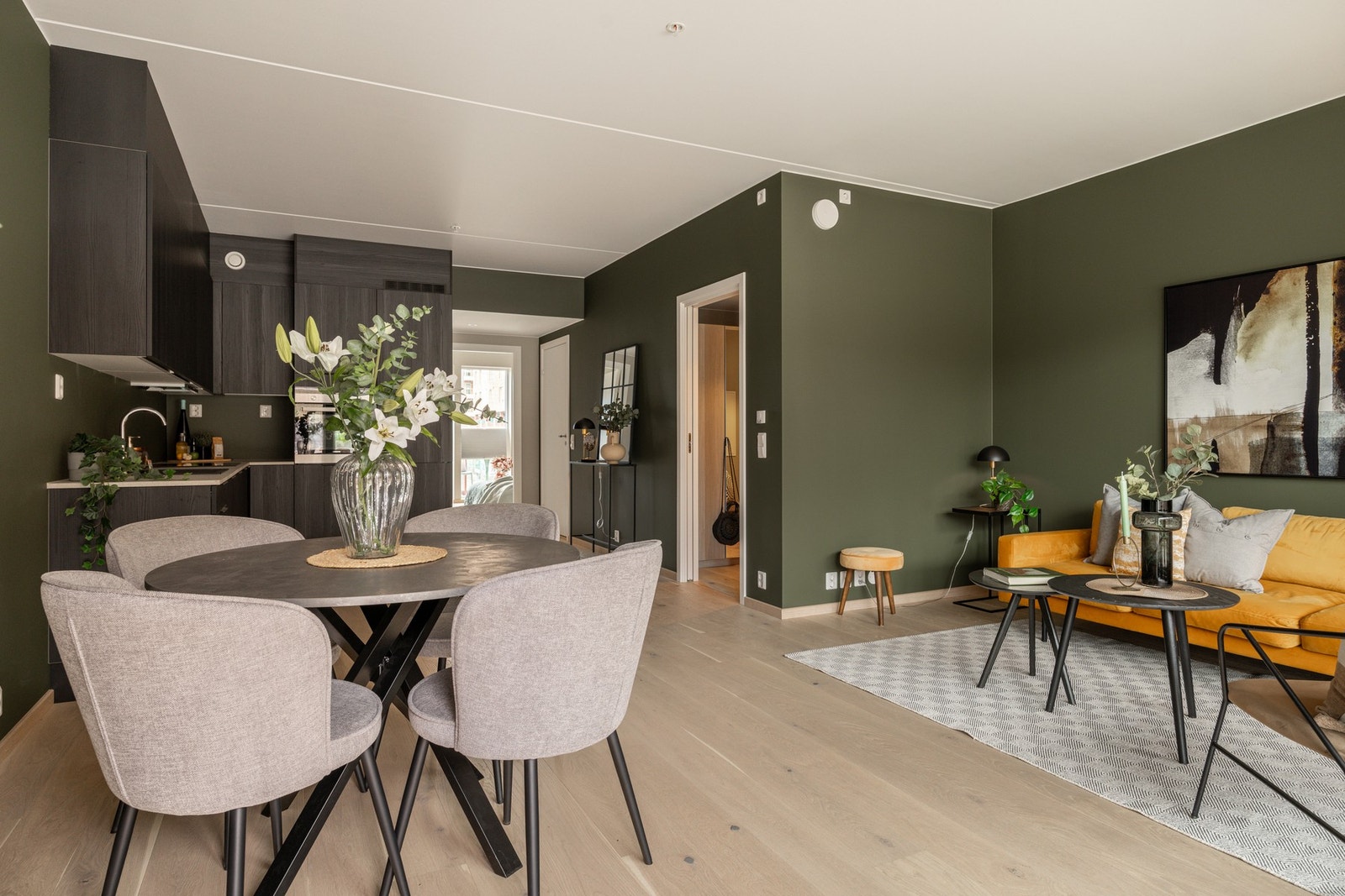 God, gjennomgående planløsning med naturlig soneinndeling. Galleribilde