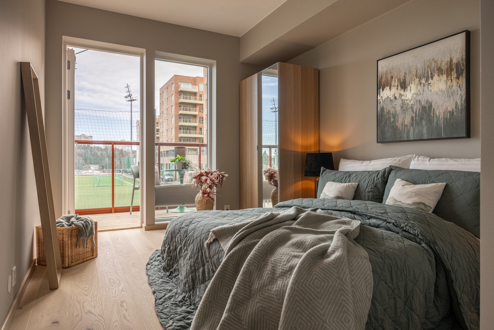 Lekkert hovedsoverom med god plass til en stor dobbeltseng, nattbord og garderobe. Galleribilde