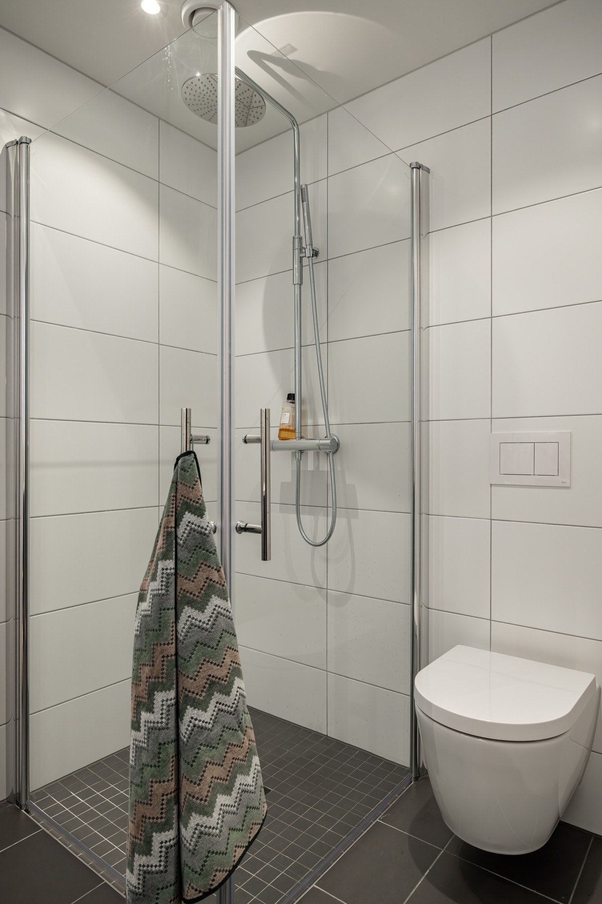 Det er varme i gulvet og dusjnisje med regnfallsdusj. Galleribilde