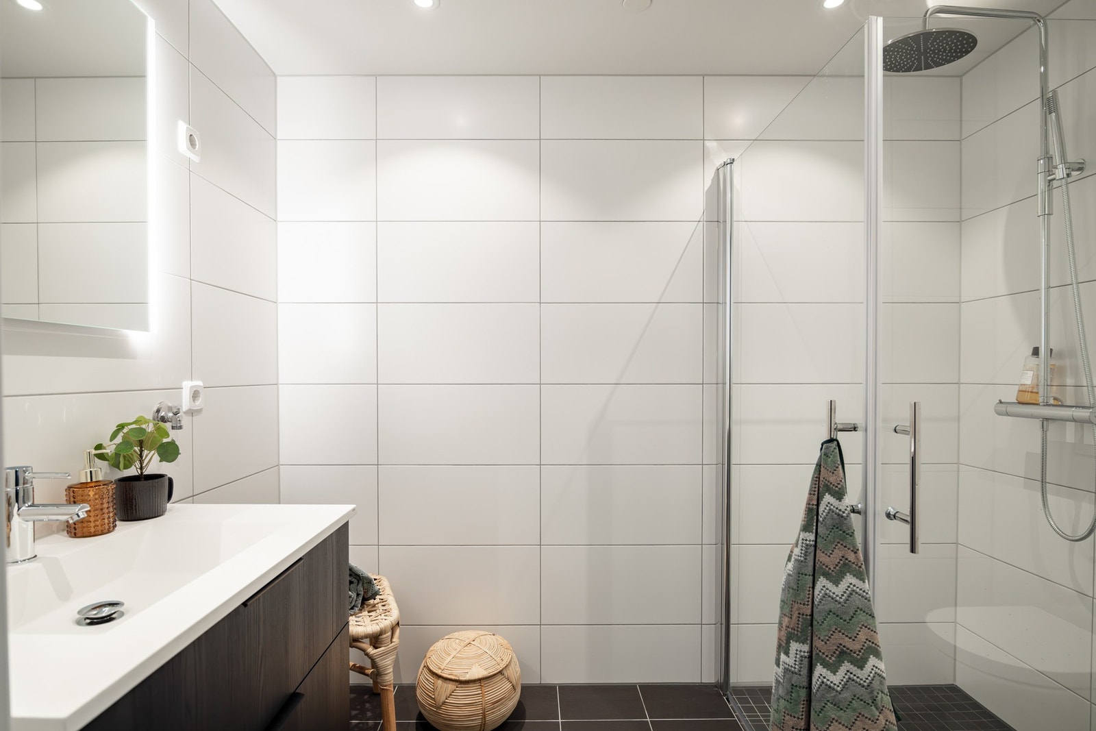 Lekkert baderom med flislagte overflater. Galleribilde