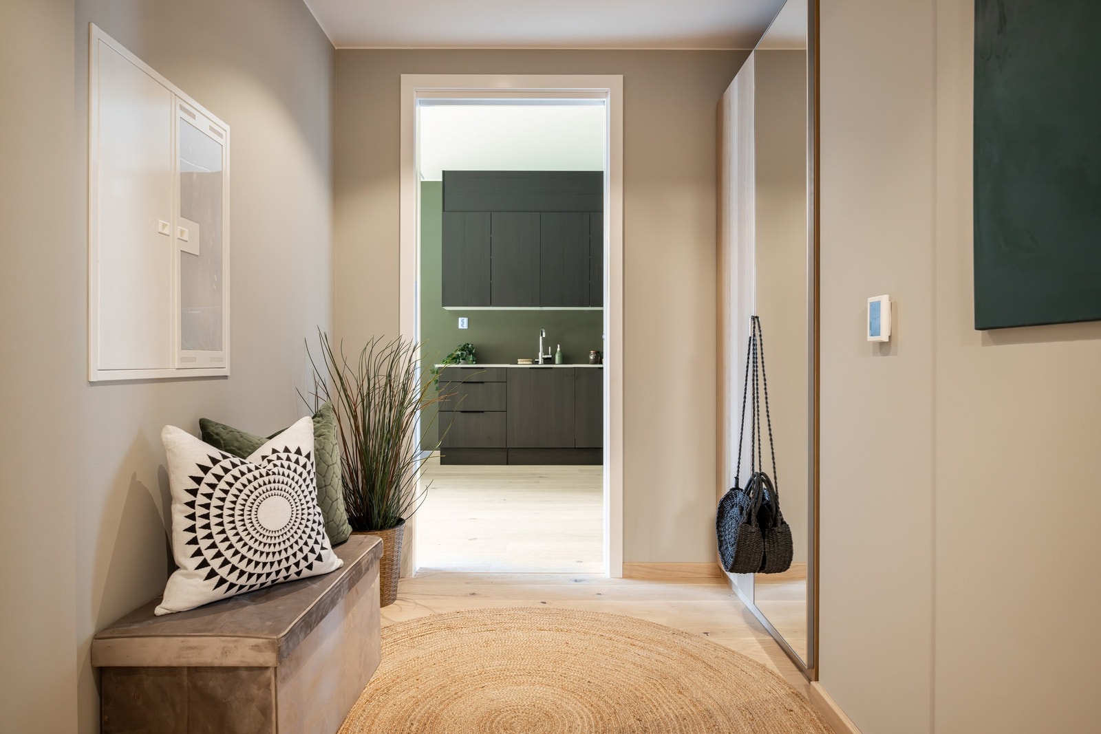 Flott entré med gode muligheter for praktiske oppbevaringsmøbel. Galleribilde