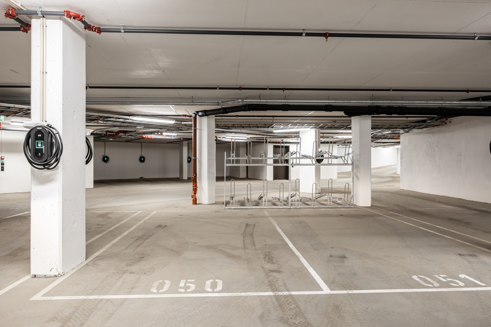 Det medfølger en parkeringsplass med leiligheten. Galleribilde