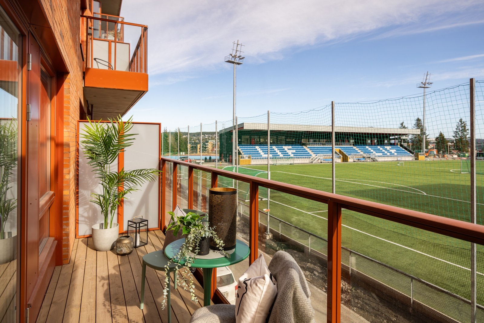 På andre siden av leiligheten er det utgang til en balkong med utsikt over fotballbanen. Galleribilde