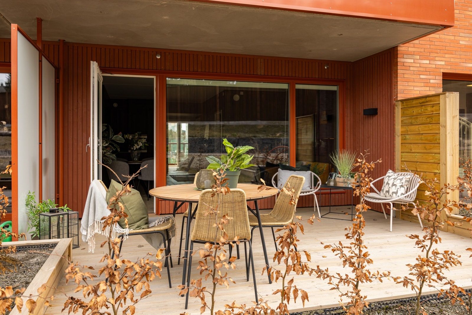 God plass både sittegrupper, en grill og frodige planter. Galleribilde