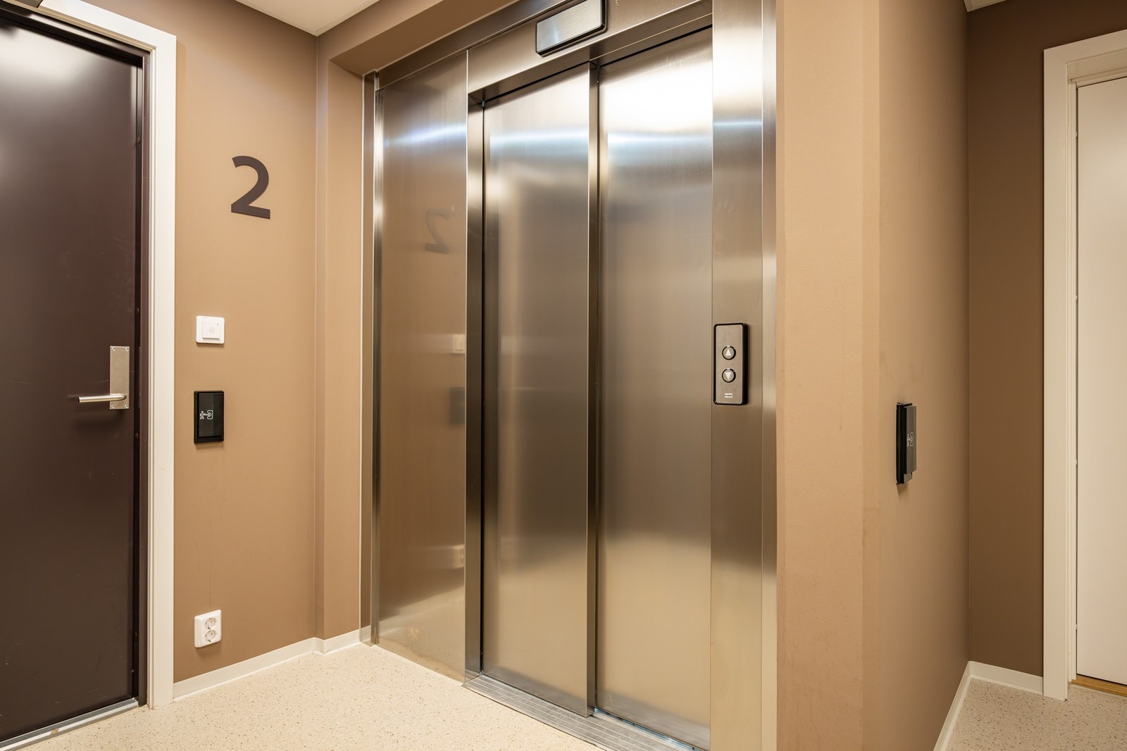 Enkel adkomst med heis i bygget. Galleribilde