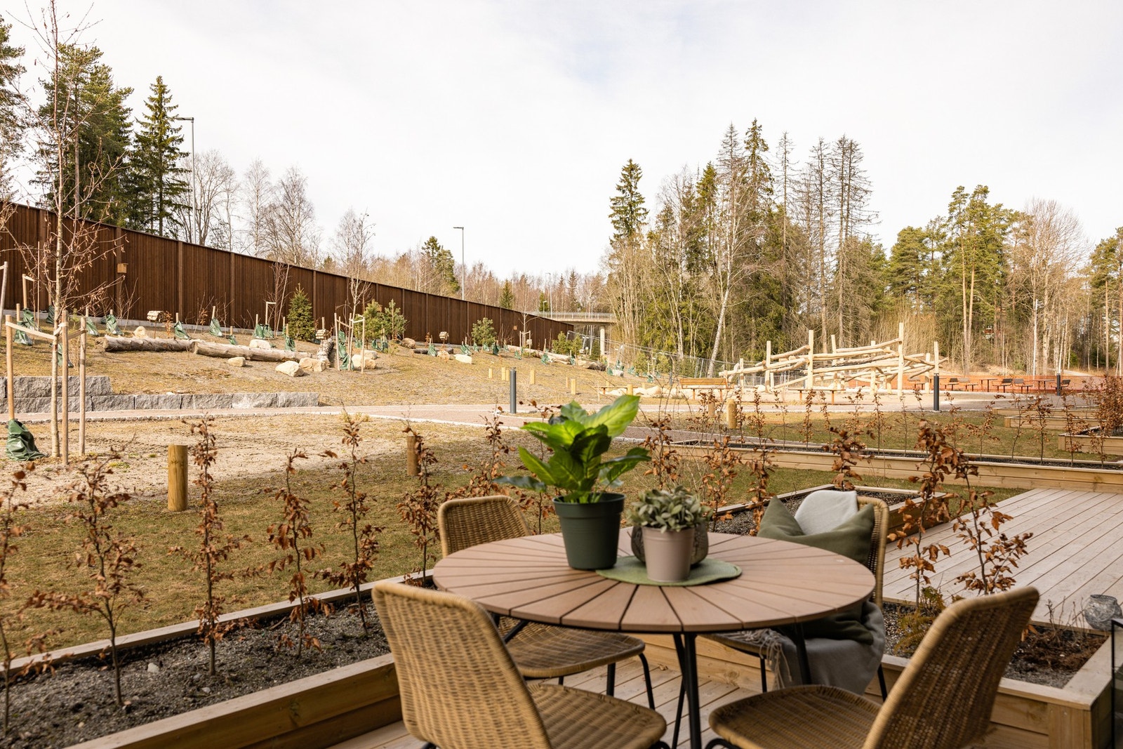 Utsyn mot et hyggelig fellesområde. Uteplassen er skjermet med hekk. Galleribilde