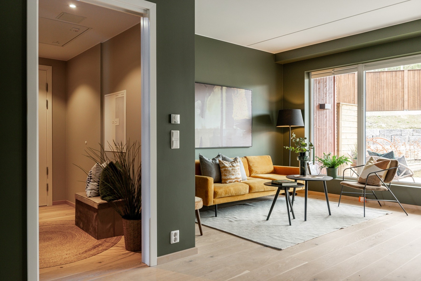 Godt med naturlig lys fra store, heldekkende vindusflater. Galleribilde