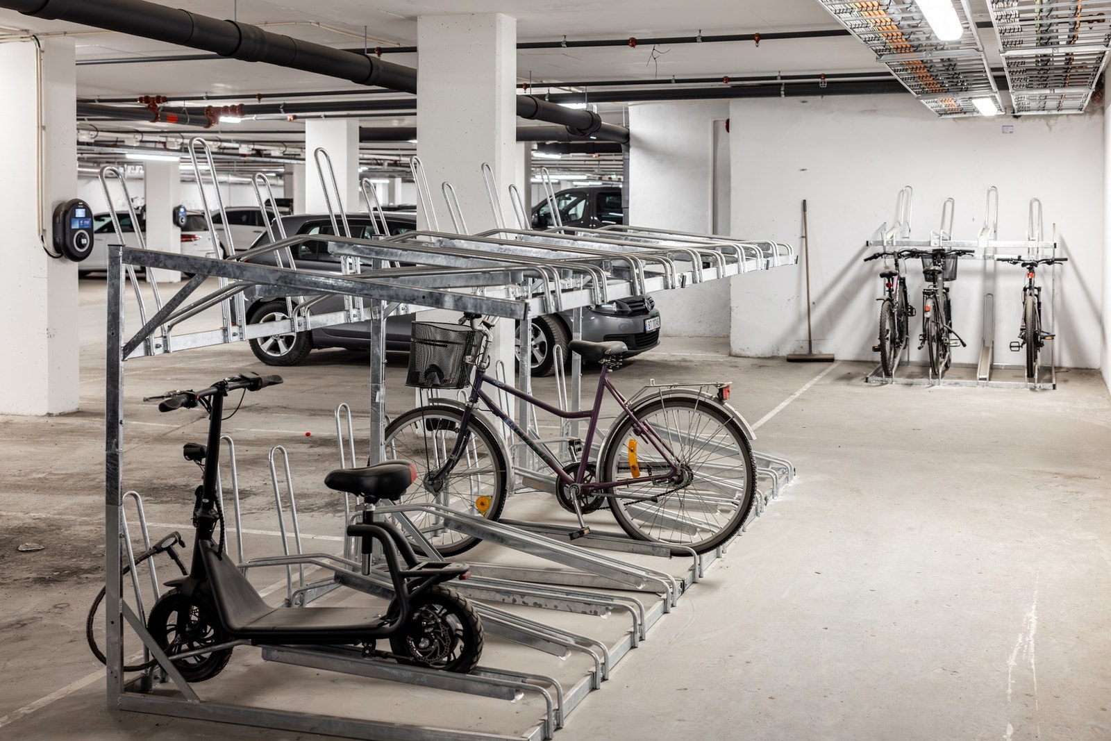 Trygg og praktisk oppbevaring av sykler i garasjeanlegget. Galleribilde