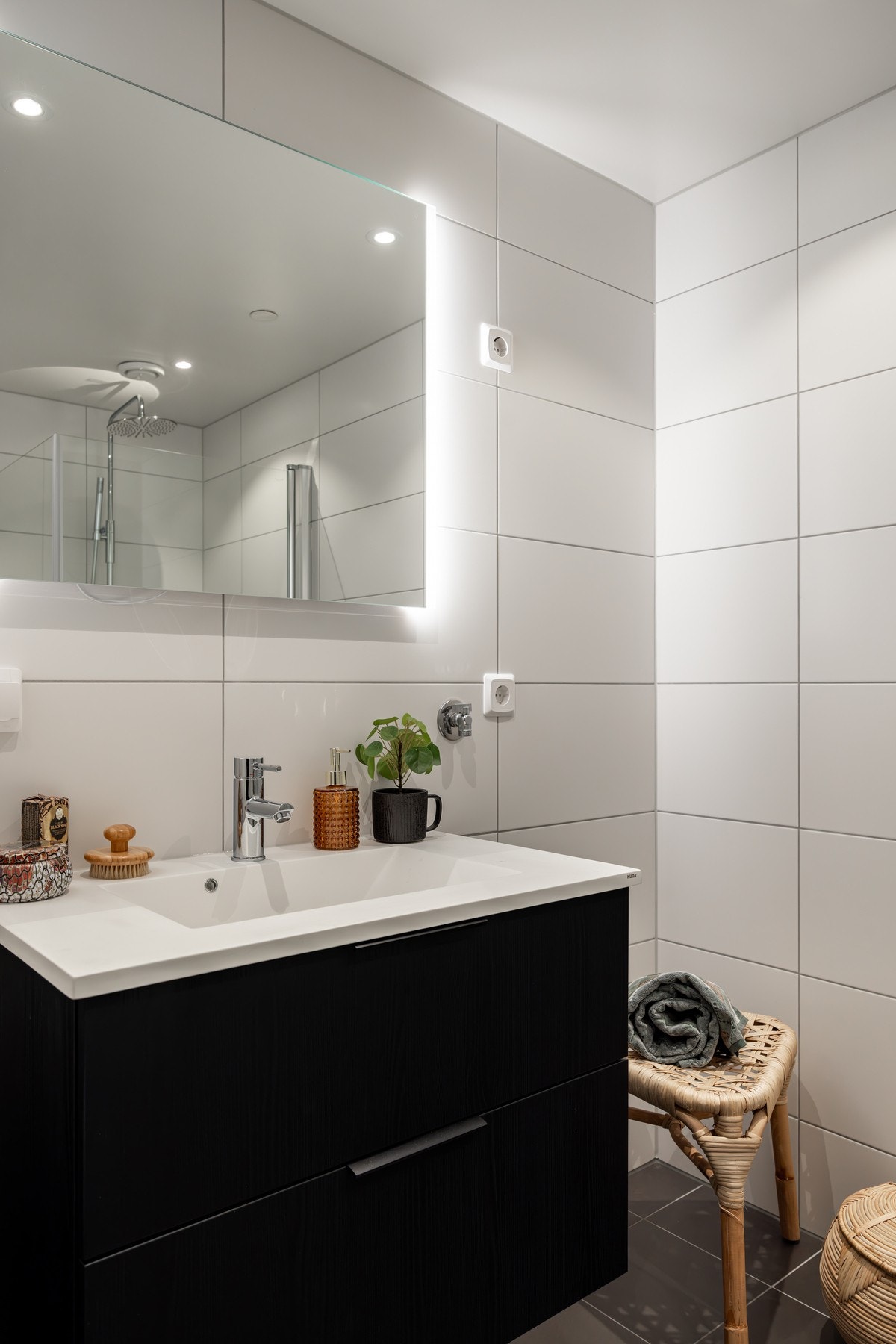 Detaljer - stilren innredning og speil med lys. Galleribilde