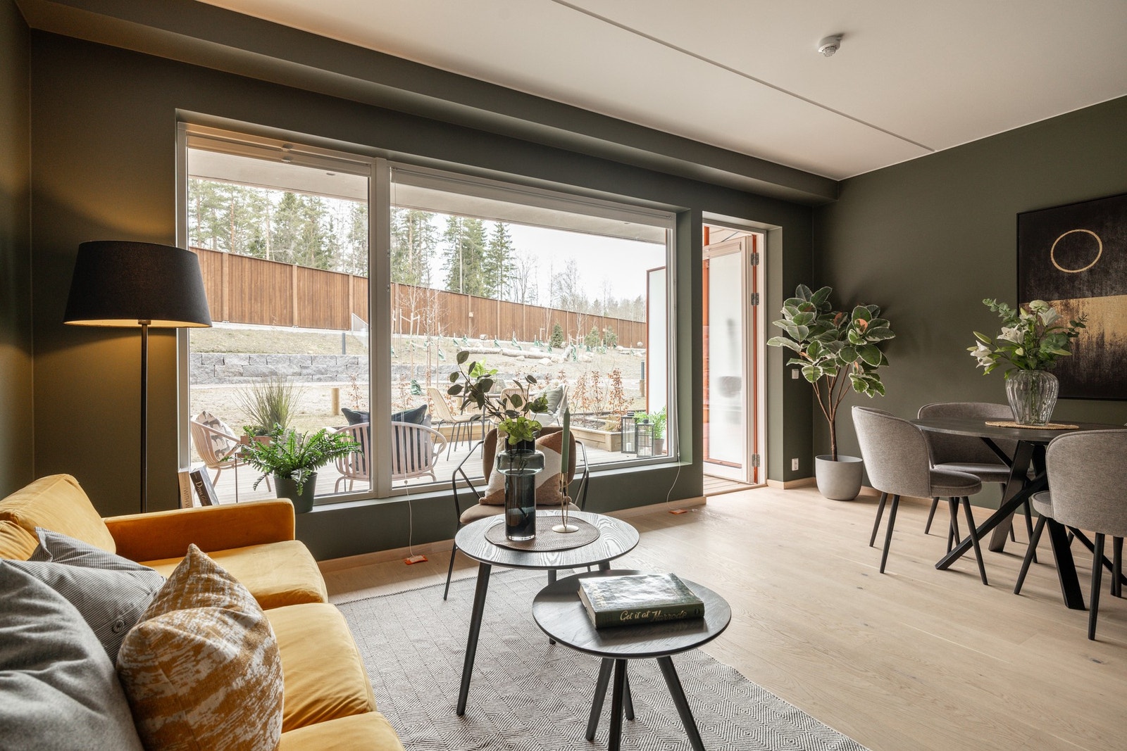 Det åpne oppholdsrommet har plass til ulike møbleringsløsninger. Galleribilde