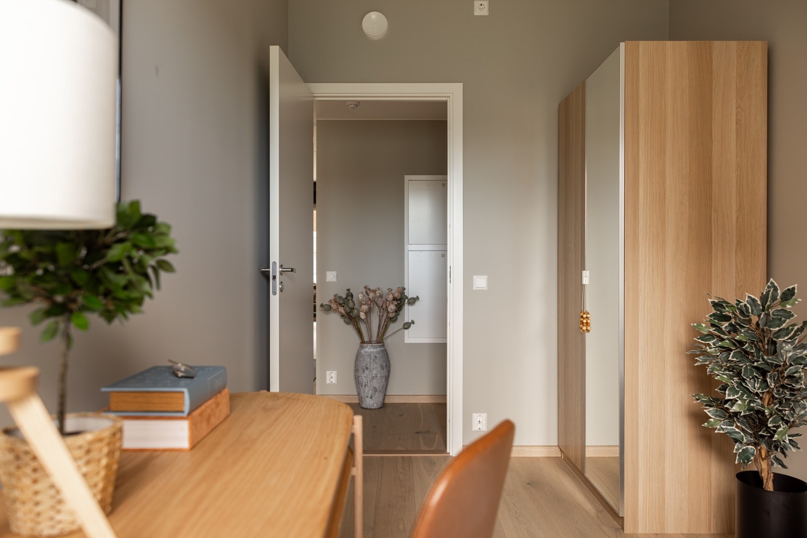 God plass til seng, skrivepult og garderobeskap. Galleribilde